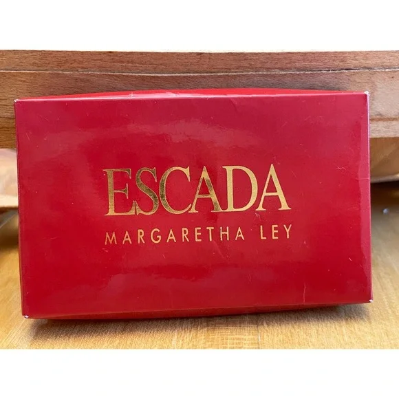 NIB Escada Embossed Heart Keychain Gold Tone Cable Key Ring Bag Charm - Picture 5 of 5